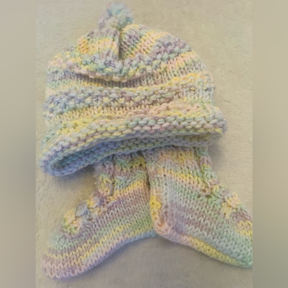 🆕 Pastel Knit Baby Hat and Booties Set Newborn - Picture 4 of 5
